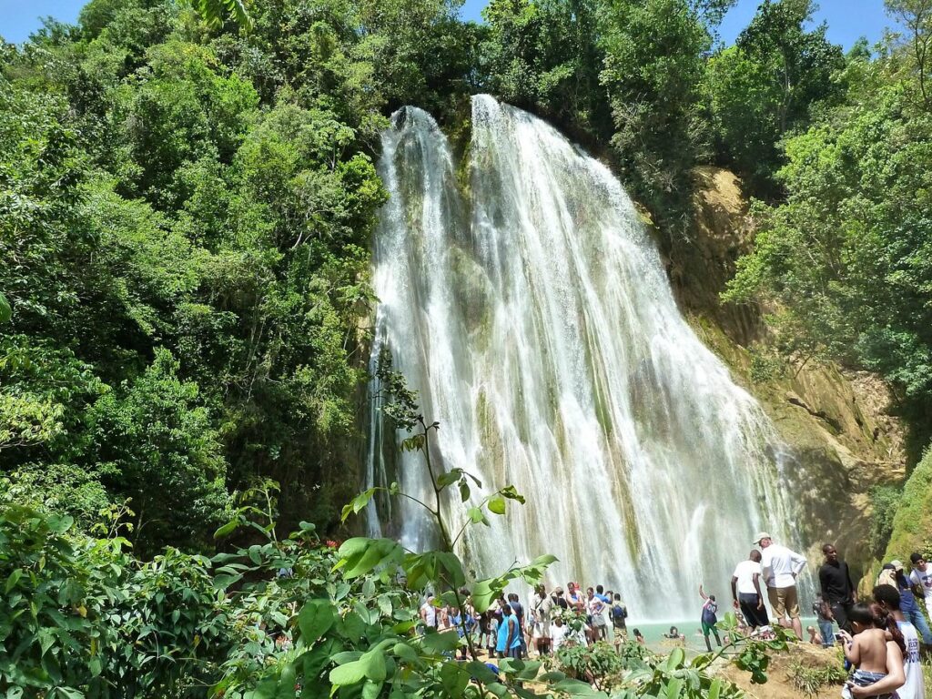 Aux prix locaux tours, La cascade d'El Limon de samana.